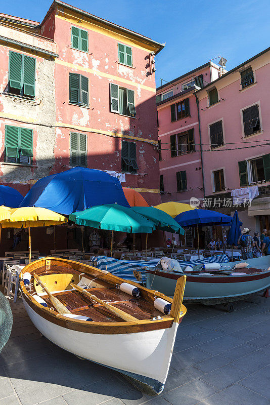 意大利，La Spezia, Cinque Terre Vernazza小镇街道上的生活和建筑